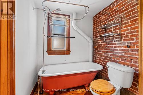 270 Wellington Street, Kingston (East Of Sir John A. Blvd), ON - Indoor Photo Showing Bathroom