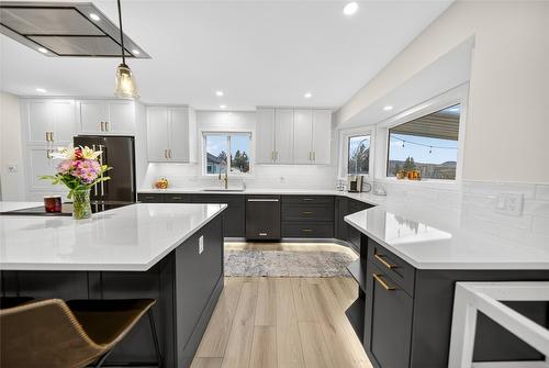 800 16Th Street, Cranbrook, BC - Indoor Photo Showing Kitchen With Upgraded Kitchen