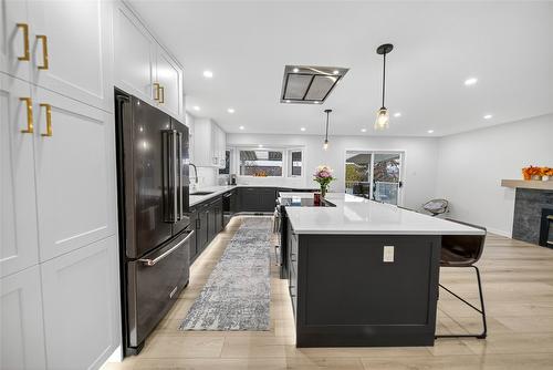 800 16Th Street, Cranbrook, BC - Indoor Photo Showing Kitchen With Upgraded Kitchen