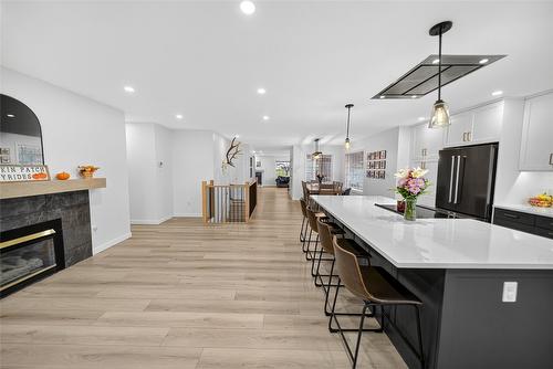 800 16Th Street, Cranbrook, BC - Indoor Photo Showing Kitchen With Fireplace With Upgraded Kitchen