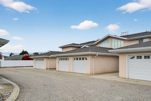 10-1800 Parkview Crescent, Kelowna, BC - Outdoor