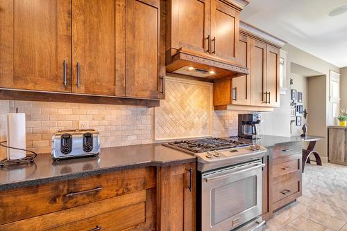 1205 Loseth Drive, Kelowna, BC - Indoor Photo Showing Kitchen