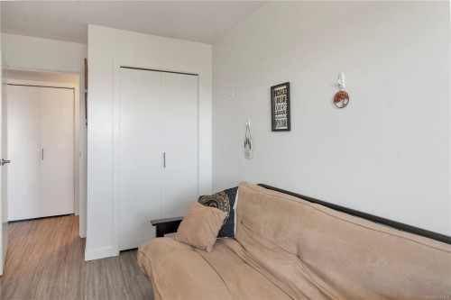 204-907 Cedar St, Campbell River, BC - Indoor Photo Showing Bedroom