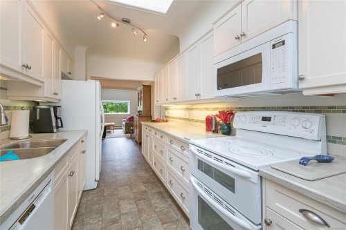 1941 Mayfair Dr, Saanich, BC 