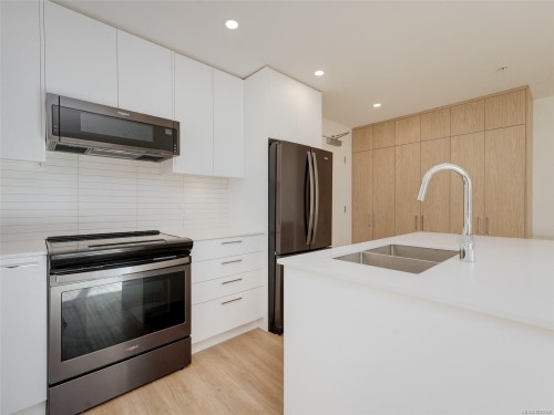 211-940 Reunion Ave, Langford, BC - Indoor Photo Showing Kitchen With Double Sink With Upgraded Kitchen