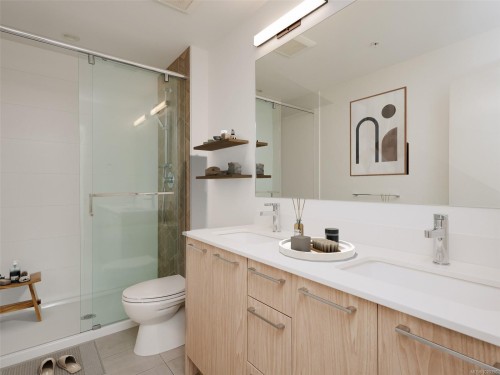 211-940 Reunion Ave, Langford, BC - Indoor Photo Showing Bathroom