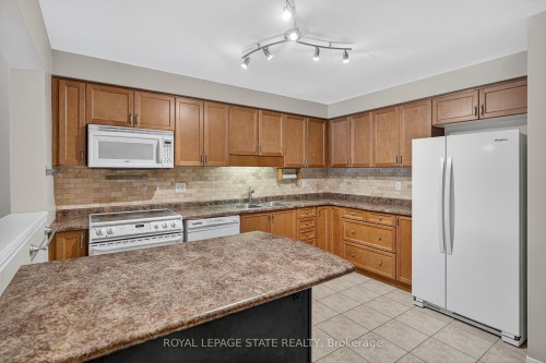 9 Manitoulin Trail, Hamilton, ON - Indoor Photo Showing Kitchen