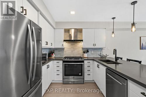 529 Winkworth Court, Newmarket, ON - Indoor Photo Showing Kitchen With Double Sink With Upgraded Kitchen