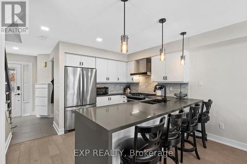 529 Winkworth Court, Newmarket, ON - Indoor Photo Showing Kitchen With Double Sink