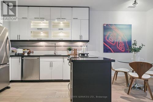 904 - 393 King Street W, Toronto, ON - Indoor Photo Showing Kitchen