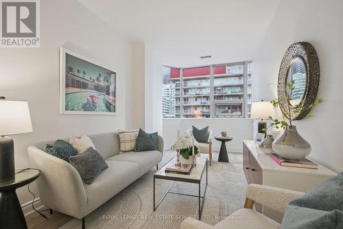 904 - 393 King Street W, Toronto, ON - Indoor Photo Showing Living Room