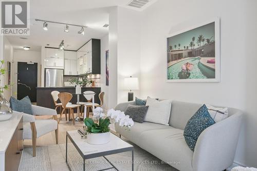 904 - 393 King Street W, Toronto, ON - Indoor Photo Showing Living Room