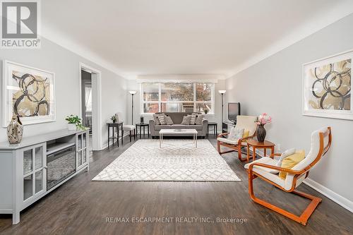 7 - 2128 Harris Crescent, Burlington, ON - Indoor Photo Showing Living Room