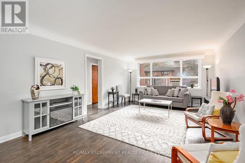 7 - 2128 Harris Crescent, Burlington, ON - Indoor Photo Showing Living Room