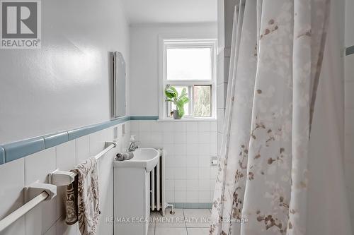 7 - 2128 Harris Crescent, Burlington, ON - Indoor Photo Showing Bathroom