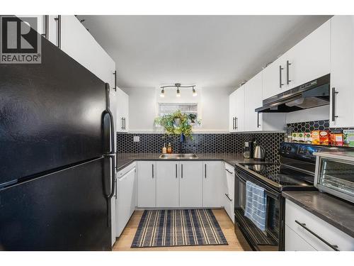 Fresh updates throughout, modern flooring and fixtures. - 470 Gerstmar Road, Kelowna, BC - Indoor Photo Showing Kitchen With Upgraded Kitchen