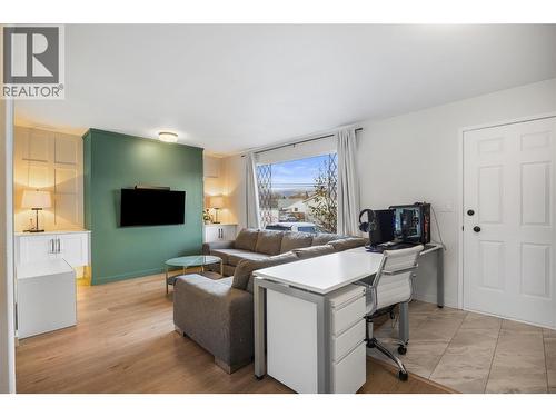 470 Gerstmar Road, Kelowna, BC - Indoor Photo Showing Living Room