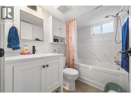 470 Gerstmar Road, Kelowna, BC - Indoor Photo Showing Bathroom