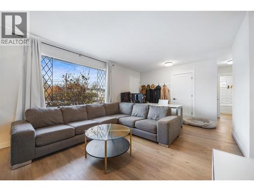 470 Gerstmar Road, Kelowna, BC - Indoor Photo Showing Living Room