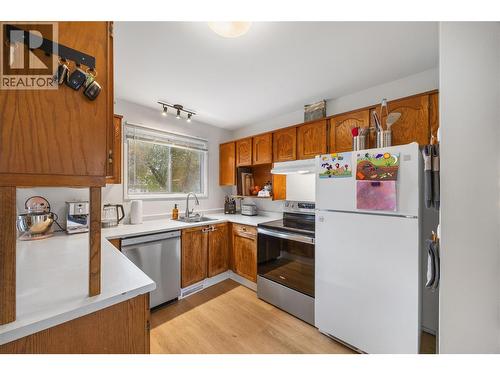 470 Gerstmar Road, Kelowna, BC - Indoor Photo Showing Kitchen