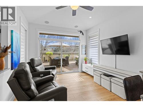 3888 Gallaghers Pinnacle Way Unit# 17, Kelowna, BC - Indoor Photo Showing Living Room