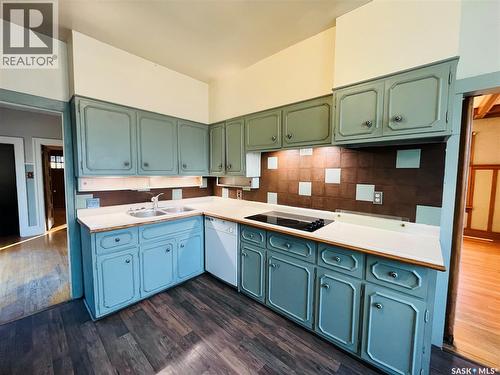 456 3Rd Avenue Ne, Swift Current, SK - Indoor Photo Showing Kitchen With Double Sink