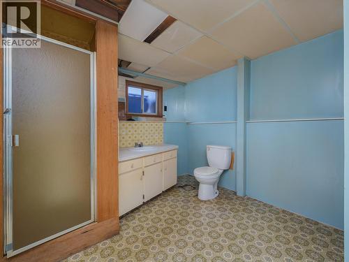 515 7Th Street, Golden, BC - Indoor Photo Showing Bathroom