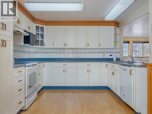 515 7Th Street, Golden, BC - Indoor Photo Showing Kitchen