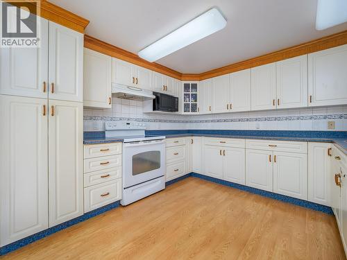 515 7Th Street, Golden, BC - Indoor Photo Showing Kitchen