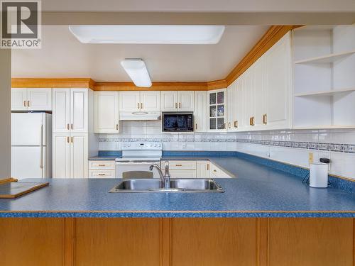 515 7Th Street, Golden, BC - Indoor Photo Showing Kitchen With Double Sink