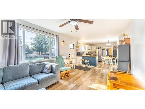 241 21St  S Avenue, Creston, BC - Indoor Photo Showing Living Room