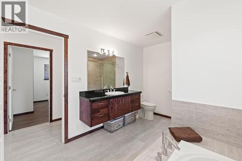 7141 Dunwaters Road, Kelowna, BC - Indoor Photo Showing Bathroom