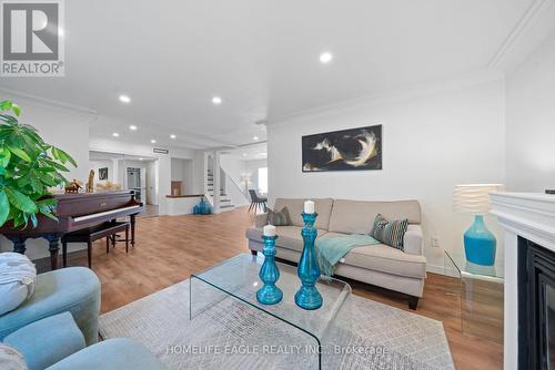 17 Toll Road, East Gwillimbury, ON - Indoor Photo Showing Living Room