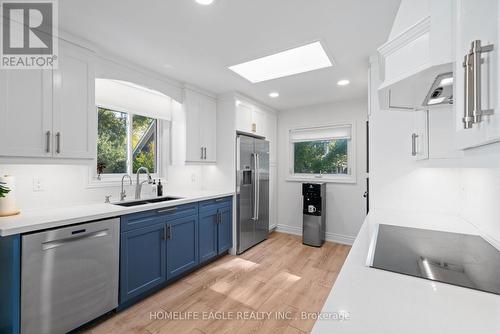 17 Toll Road, East Gwillimbury, ON - Indoor Photo Showing Kitchen With Stainless Steel Kitchen With Upgraded Kitchen