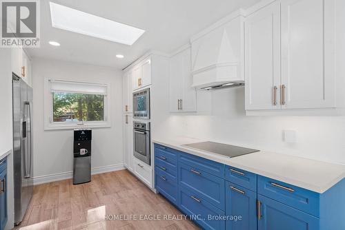 17 Toll Road, East Gwillimbury, ON - Indoor Photo Showing Kitchen With Upgraded Kitchen