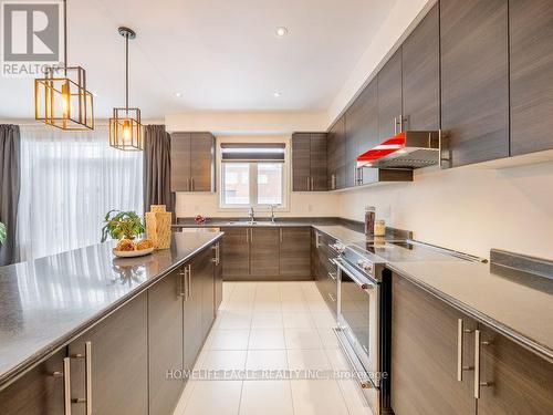 27 Scarlet Way, Bradford West Gwillimbury, ON - Indoor Photo Showing Kitchen With Double Sink