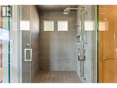 733 Forestridge Lane, Kelowna, BC - Indoor Photo Showing Bathroom