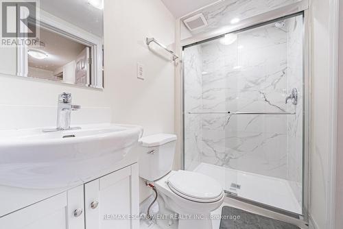 131 Welbourn Drive, Hamilton, ON - Indoor Photo Showing Bathroom