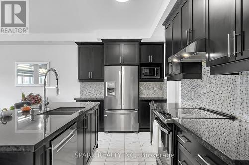 5 Boathouse Road, Brampton, ON - Indoor Photo Showing Kitchen With Double Sink With Upgraded Kitchen