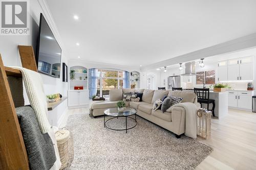 2035 Craig Road, Innisfil, ON - Indoor Photo Showing Living Room