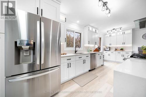 2035 Craig Road, Innisfil, ON - Indoor Photo Showing Kitchen With Upgraded Kitchen