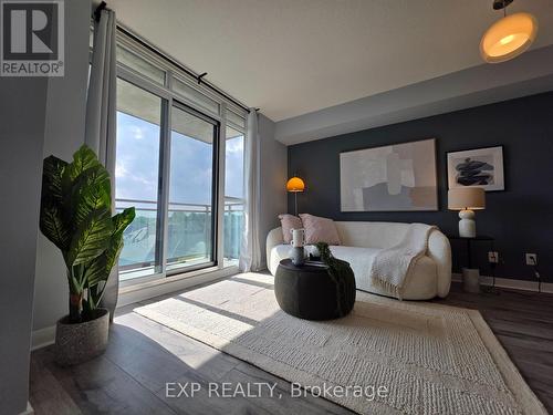 723 - 120 Dallimore Circle, Toronto, ON - Indoor Photo Showing Bedroom