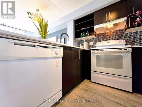 723 - 120 Dallimore Circle, Toronto, ON - Indoor Photo Showing Kitchen