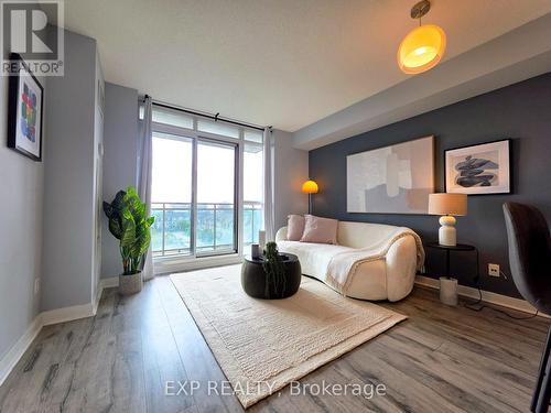 723 - 120 Dallimore Circle, Toronto, ON - Indoor Photo Showing Bedroom