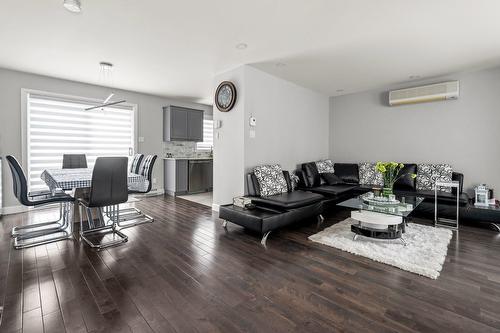 Salon - 141 Rue De Villandry, Vaudreuil-Dorion, QC - Indoor Photo Showing Living Room