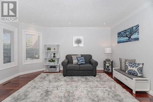 8 Barnes Court, Brampton, ON - Indoor Photo Showing Living Room