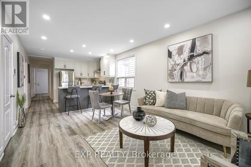 230 Mcanulty Boulevard, Hamilton, ON - Indoor Photo Showing Living Room