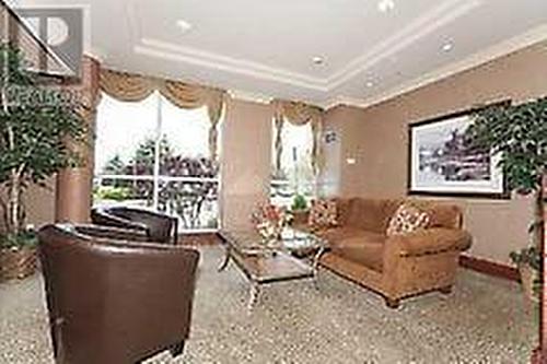 801 - 2585 Erin Centre Boulevard, Mississauga, ON - Indoor Photo Showing Living Room
