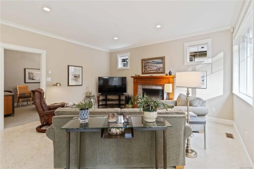 805 Rogers Way, Saanich, BC 