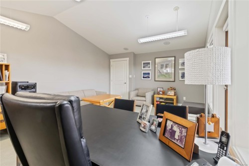 805 Rogers Way, Saanich, BC 